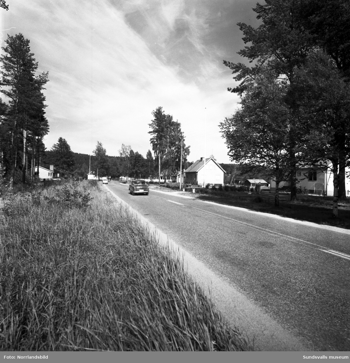 En grupp bilder från Söråker på hus, människor, vägar och bilar.