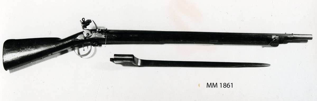 Musköt, 1704 års modell, för dragonerna, flintlås, märkt 529. Kolven av trä, pipa och mekanism av stål. Beslagen av järn, laddstake av trä. Pipan slätborrad. Bajonett 680 mm lång. Karbinstång saknas. Pipans längd 950 mm.