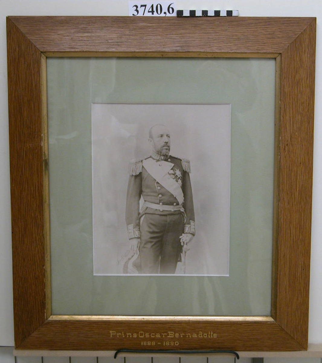 Fotografi Prins Oscar Bernadotte 1888-90.
25 st fotografier inom glas och ram, av ekfanér, av porträtt av cheferna för Skeppsgossekåren i Karlskrona åren 1875 - 1939.
MM3740:1-25.