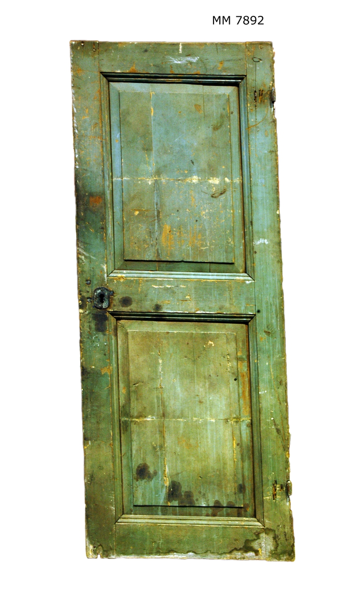 Hyttdörr till ansvarsstyrmanshytt å linjeskepp av typ Kronprins Gustav Adolf. Original från 1780-talet. Av trä, grönmålad.
Gångjärnen och lås handsmidda (låsen = K 5188). Dörrens kanter upp- och nedtill snedskurna, följande däckens fall. Färgen exakt lika med Chapmans originalritning. (grön)
(Ovan dörren träskylt, svartmålad, med text i vitt: Ansvarsstyrman)