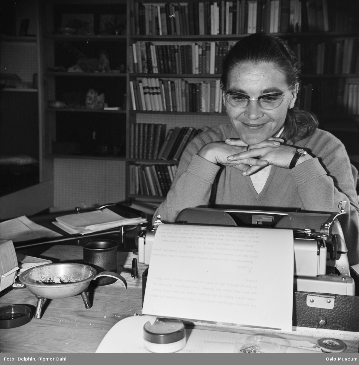 bolighus, interiør, kvinne, forfatter, sittende halvfigur ved skrivebord, skrivemaskin