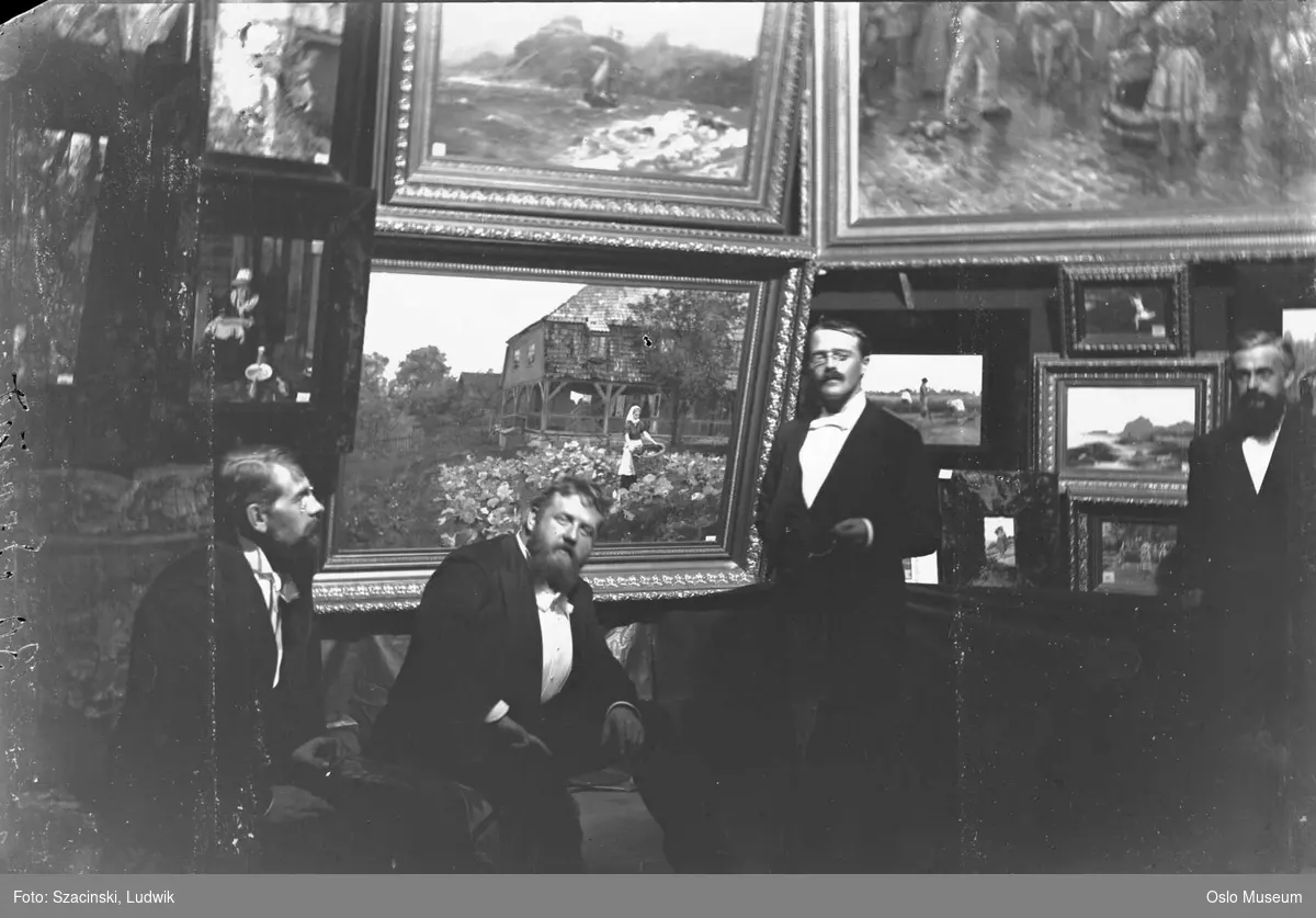 Kunst-Udstilling i Kristiania 1882 (Den første Høstutstillingen) i Det Norske Studentersamfund, 1882, interiør, utstillingslokale, kunstutstilling, malerier, menn, kunstmalere