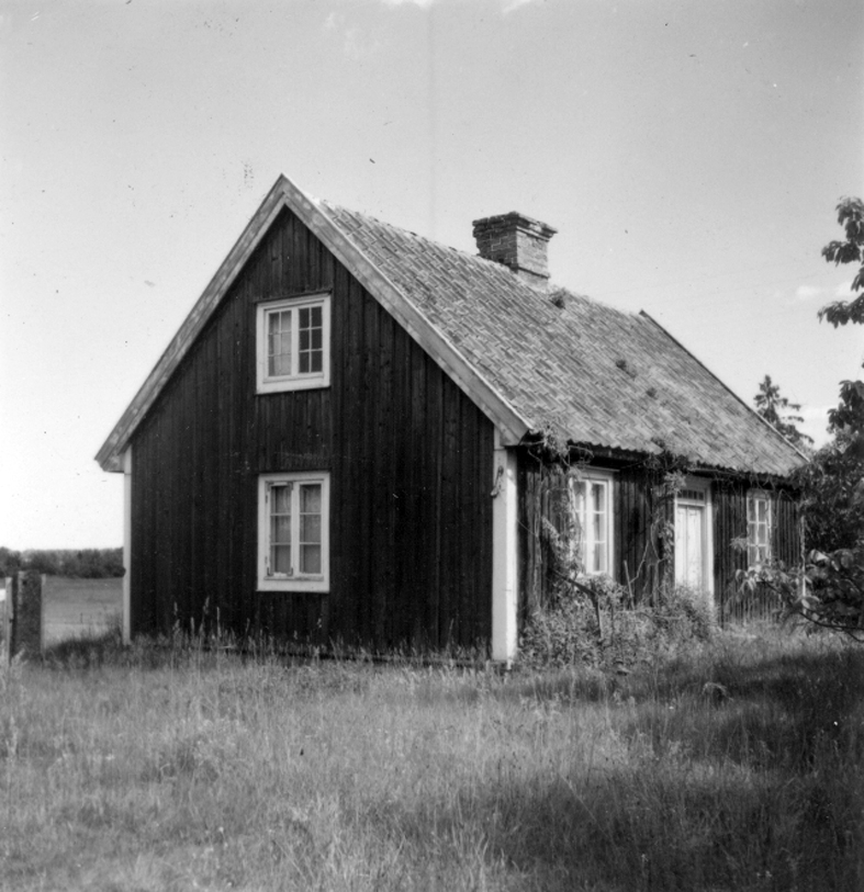 Småland, Kalmar län, Stranda härad, Ålems socken, Timmernabben. Olssonska varvet. No 1 tv platsen för blocksågen och tippen, som revs 1951, th spikboden (E111). No2 Gårdshus inrymmande i hitre (norra)delen brygghus, i bortre (södra)delen två rum för kontorister. Huset är äldre än kapten Hellqvist minns (Född 1881) (E112). No3 Gårdshus inrymmande i hitre änden personalbostäder, i bortre änden stall. Huset byggt för 30 år sedan (E113). No4 Vedbod, äldre än H minns (E114).