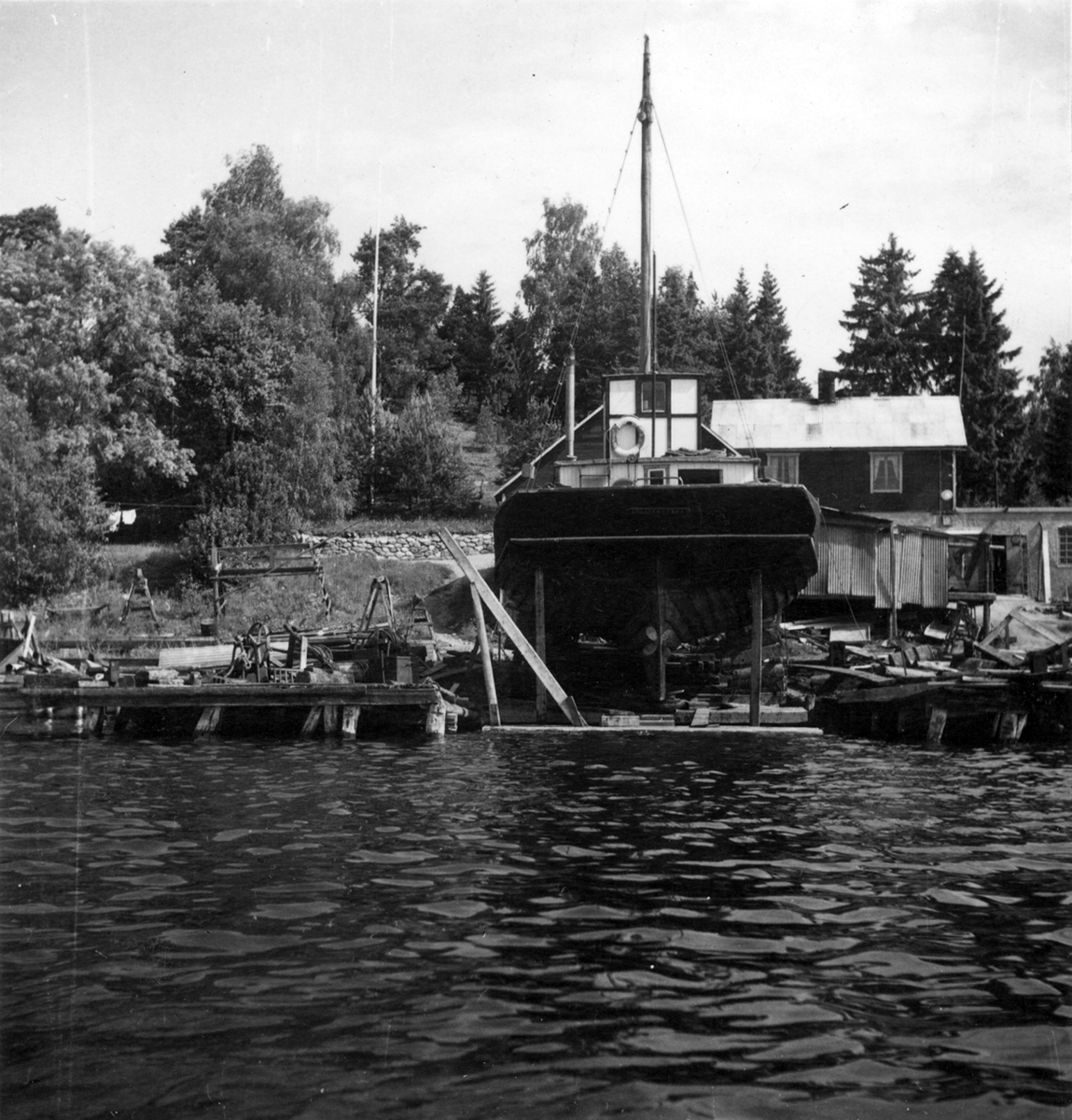 Uppland, Stockholms län, Frötuna skeppslag, Länna socken, Vettershaga. Vedjakten Adalia på Bergshamra varv, sedd akterifrån.  Foto i juni 1950.