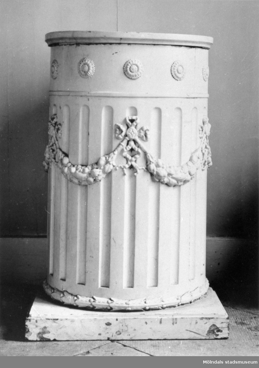 Dekorerad, ljus kolonn med sockel. Gunnebo slott, 1930-tal.