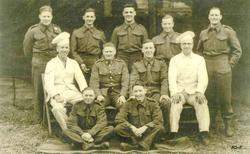 Ni soldater og to kokker.