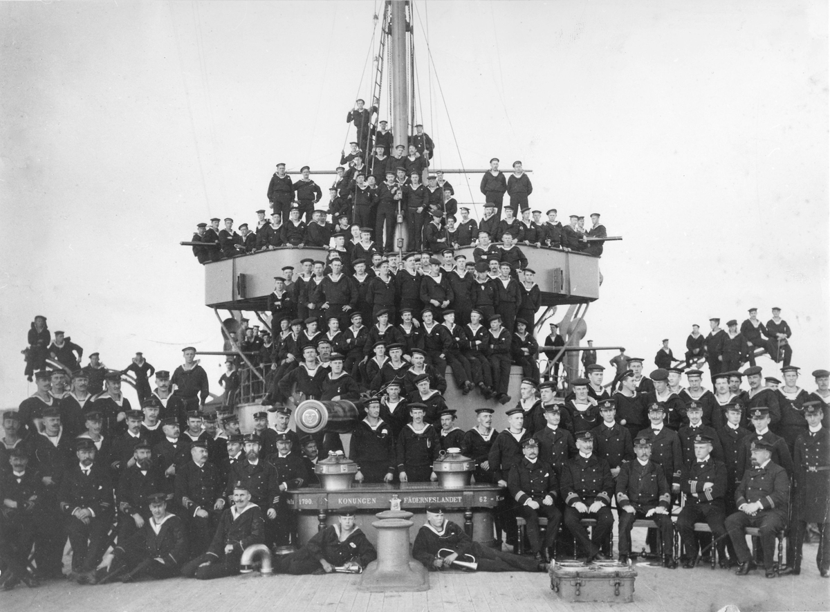 Officerare, underofficerare och manskapet på H.M.S. Dristigheten samlade på backen för fotografering (1909).