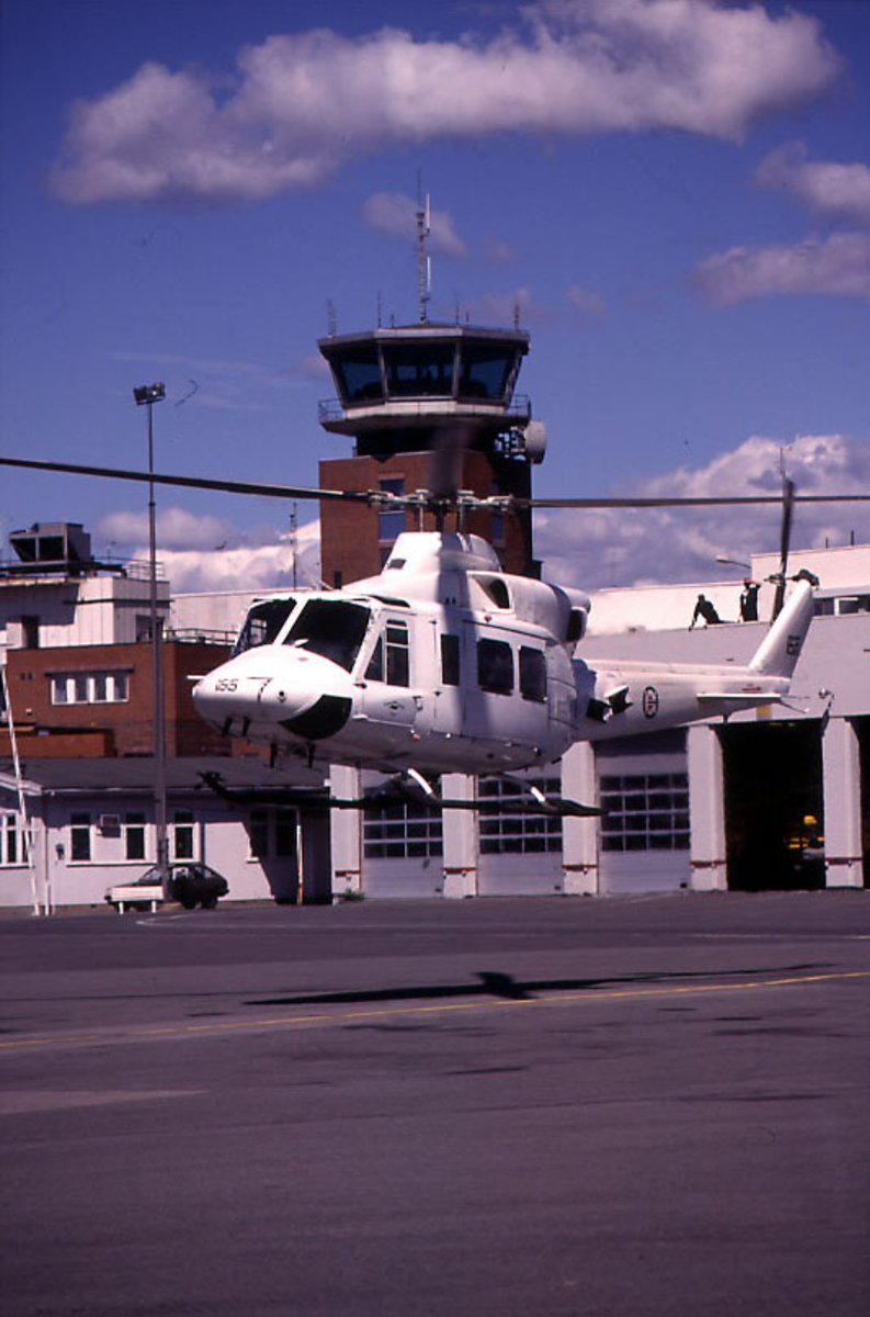 Lufthavn, 1 helikopter i ferd med å lande på rullebanen, Bell 412, 165 ...