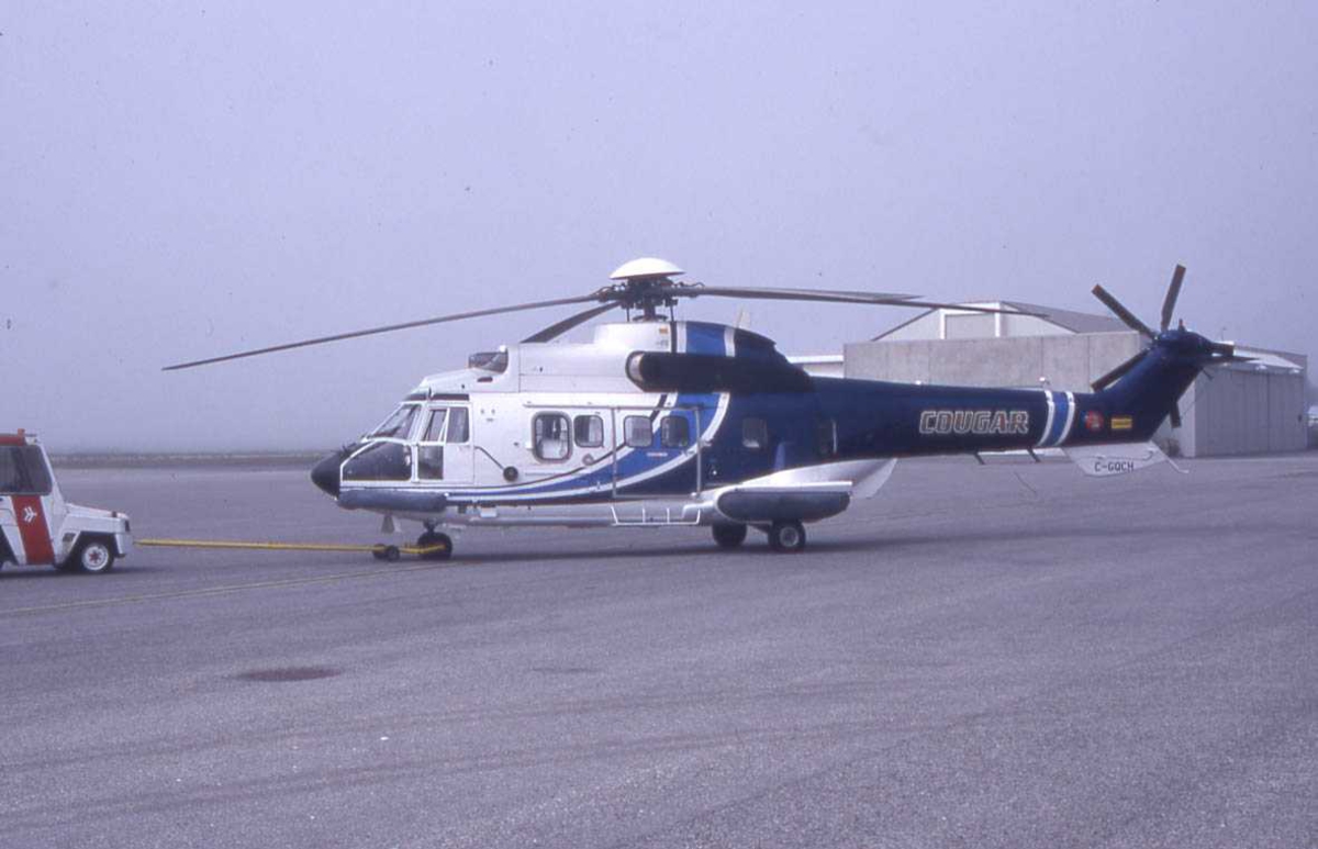 Ett helikopter på bakken, Aerospatiale 332 Super Puma AS332L C-GQCH Fra ...
