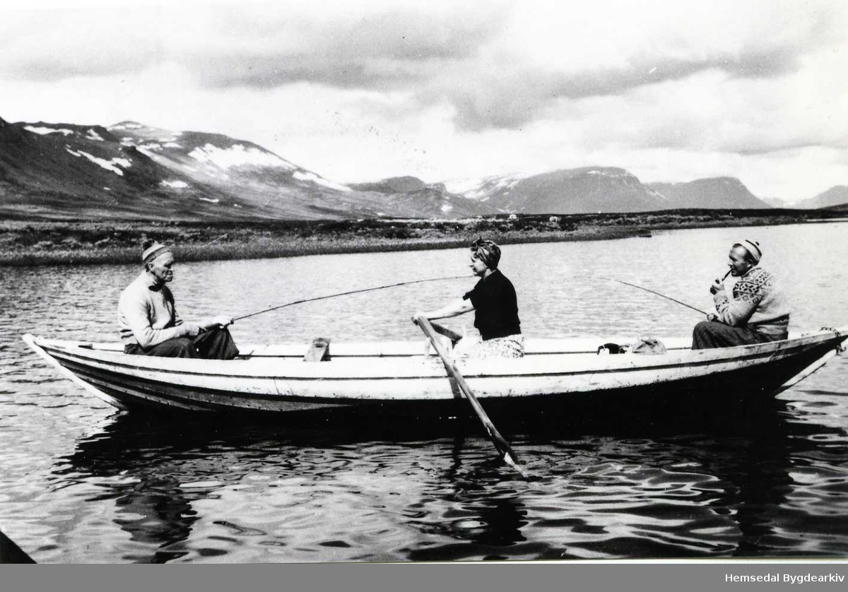 Hundsemvatnet mot Kvannegrø og Lægeret i Hemsedal. Det er turistar, familien Plesenr, som budde på Jordestølen, som freistar fiskelukka (1930-1940)