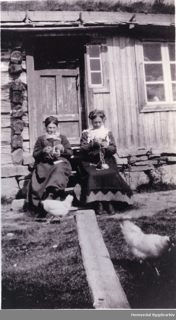 Frå venstre: Sigrid og Ingrid Grøv med bundingen på Nysetstølen.