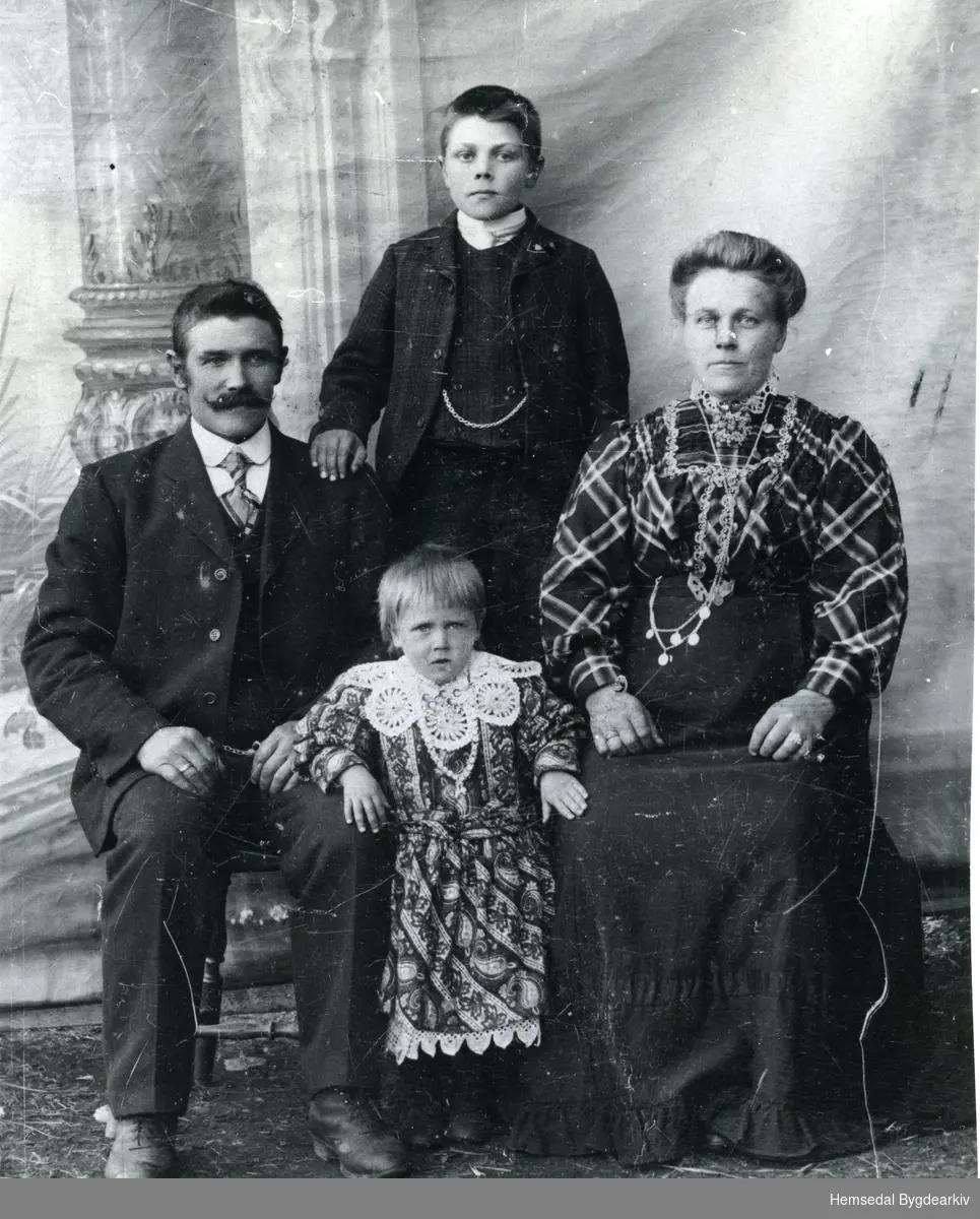 Embrik Fekene (1875), Maria Fekene (1879), dottera Barbro Fekene (1909) og sonen Oskar Fekene (1900)