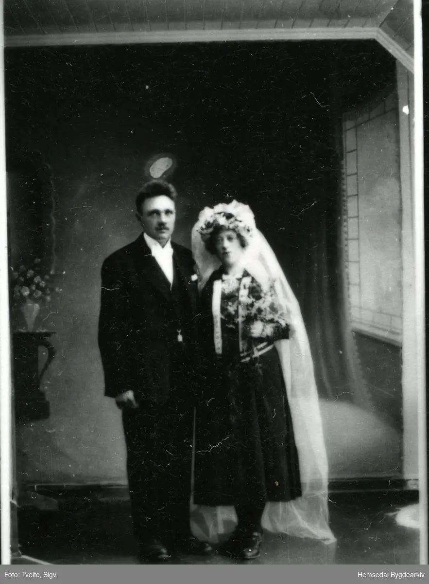 Brurebilete av handelskar Vilhelm Anderdal (1888-1973) og Margit Rese (1895-1996)
Dei gifta seg i 1926.
