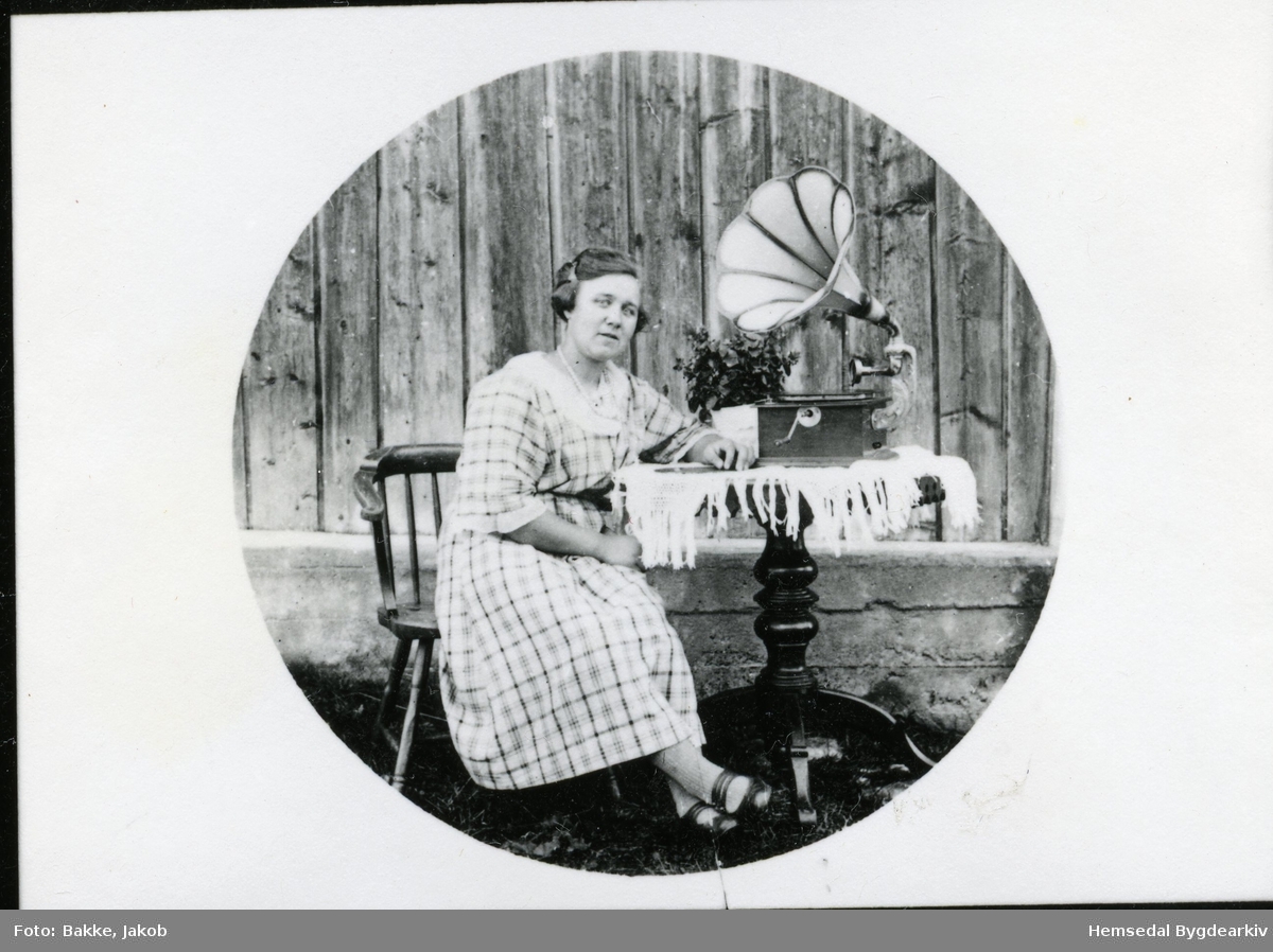 Liv Bakke (1902 --)
Alle syskena på Bakke åtte denne grammofonen saman
Biletet er teke kring 1930.