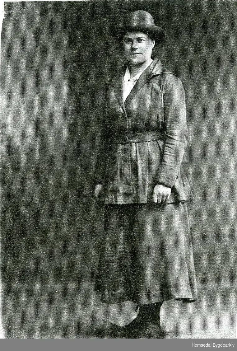 Margit Kirkebøen, fødd 1894, gift S. Flaget.