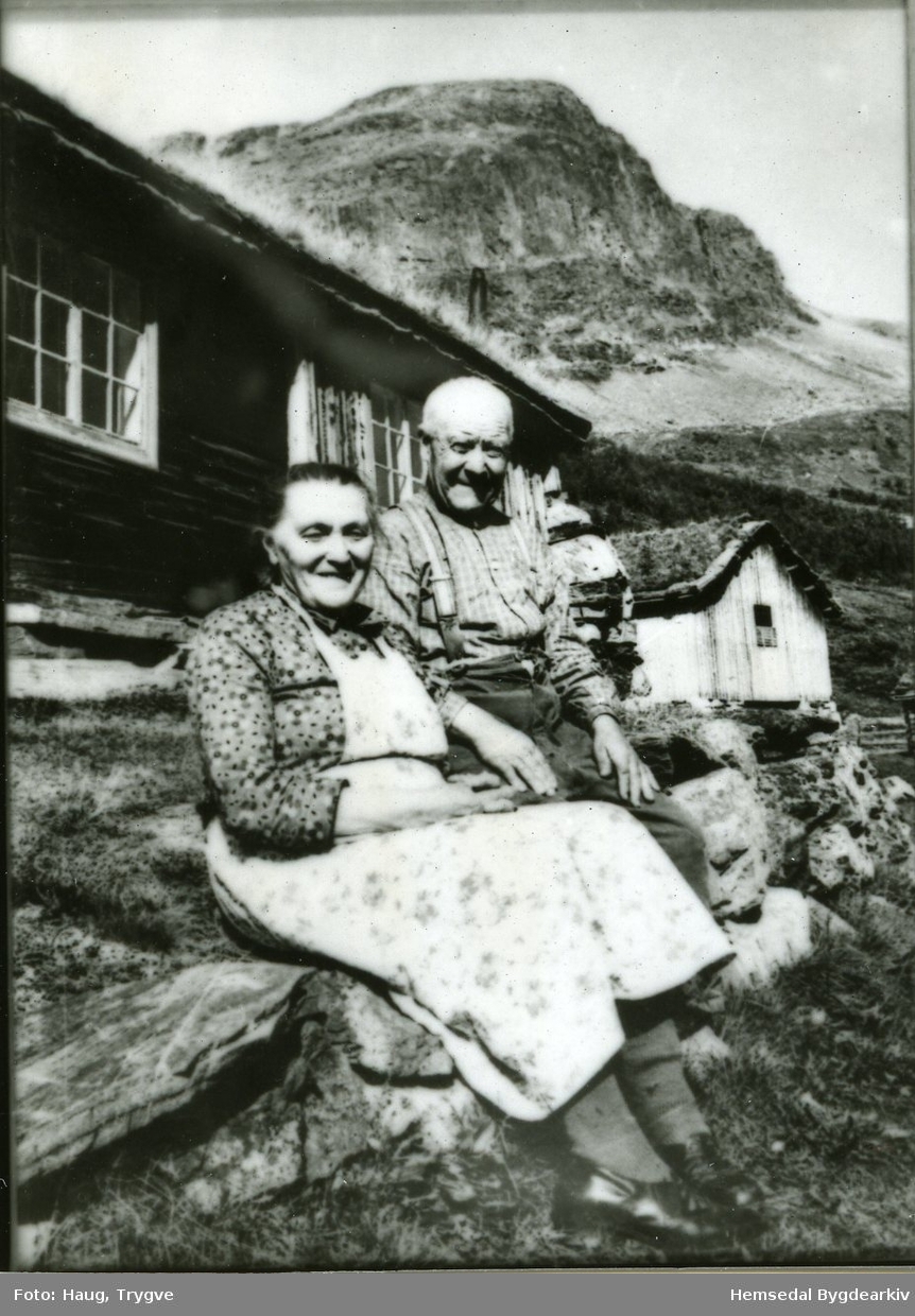 Nils og Margit Finset (nørdre). Biletet er teke i Hydalen i Hemsedal  på stølen til gardnr./bruksnr. 71.1 i 1968