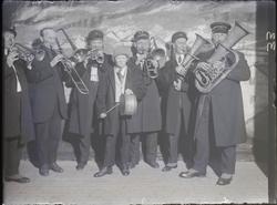 Revy i Banken, " Fyllharmoniske". Gruppe med instrumenter på