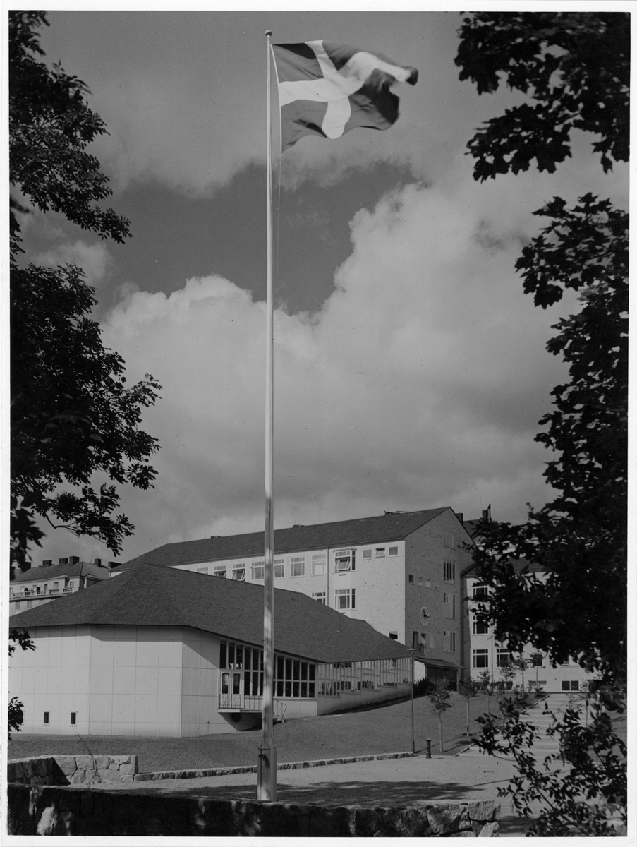 Södra flickläroverket  (Skanstull / F. Schartaus gymn.)
Exteriör, flaggstång med flagga i förgrunden.