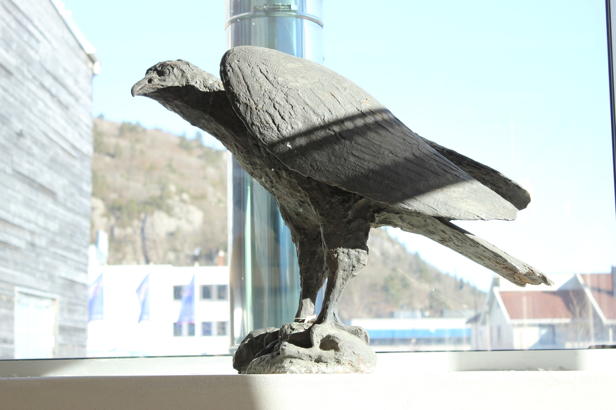 Skulptur i bronse av en ørn. Tittel: "Ørn på bytte".