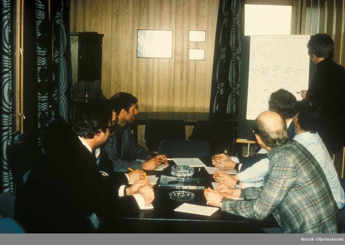 Sikkerhetskurs i Dusavik 1977. Opplæring fra klasserom. Nederst fra venstre: Finn Arnesen, stående: Jan Bryne, bak til høyre: Johannes Hausen
