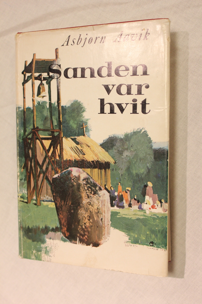 Tittel "SANDEN VAR HVIT". Lutherstiftelsens Forlag 1970. Omslag: G.B. Reistad & Sønn. Oslo
Inskripsjon: "Med ønske om en Velsignet Jul. Ragna og Asbjørn 1970."