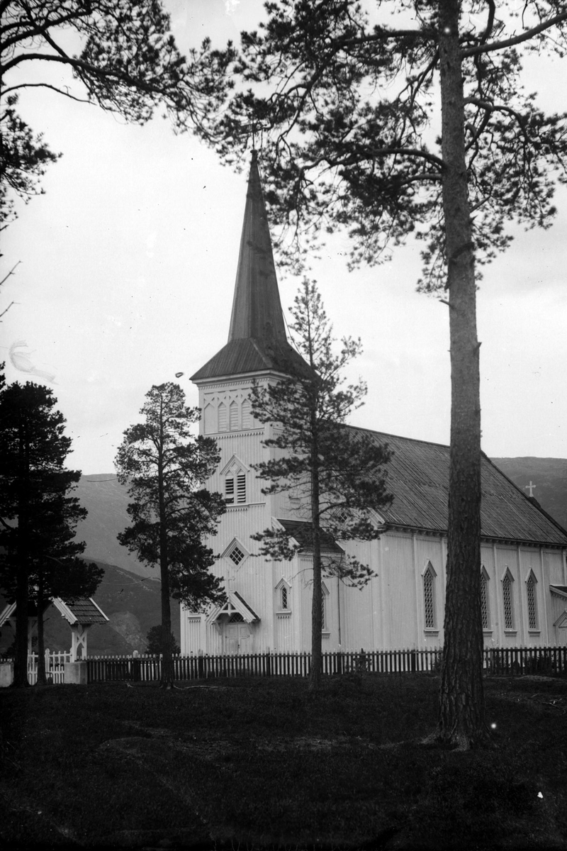 Kirke med trær i forgrunnen.
