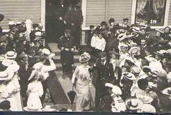 Kongeparet kommer ut fra Athenæet etter festmiddagen