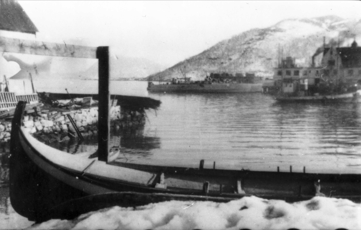 Nordlandsbåt ved Mikkelsen-kaia, med "Gammelbrygga" til venstre og skipsekspedisjonen til høyre i bakgrunnen.