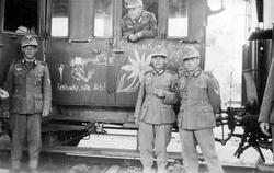 Tyske eller østerrikske soldater foran en jernbanevogn. Vogn