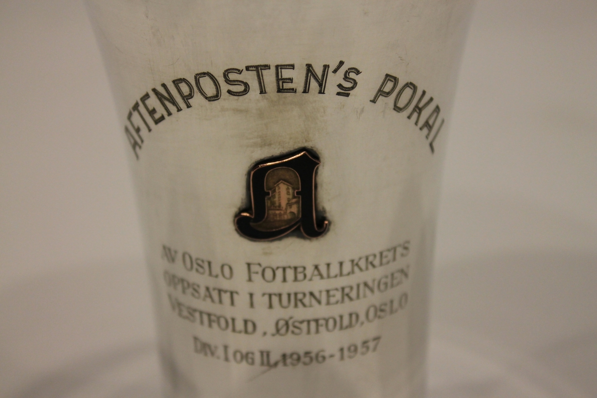 Sølvpokal med Aftenpostens logo