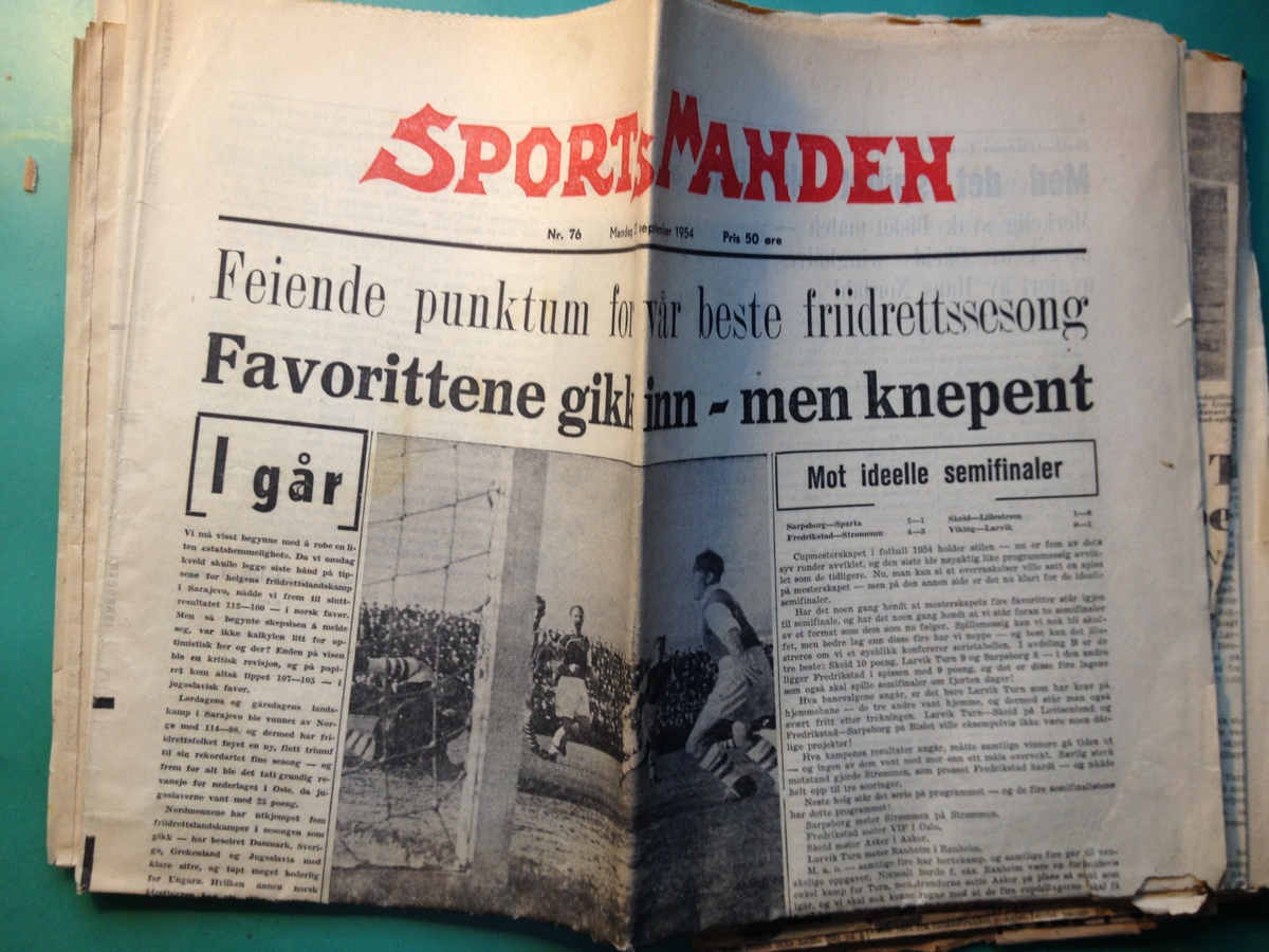 Diverse aviser mottatt til Fotballmuseet januar 2013.Fredriksstad Blad, Sportsmanden, Rød-hvitscorer'n med ulik datering.