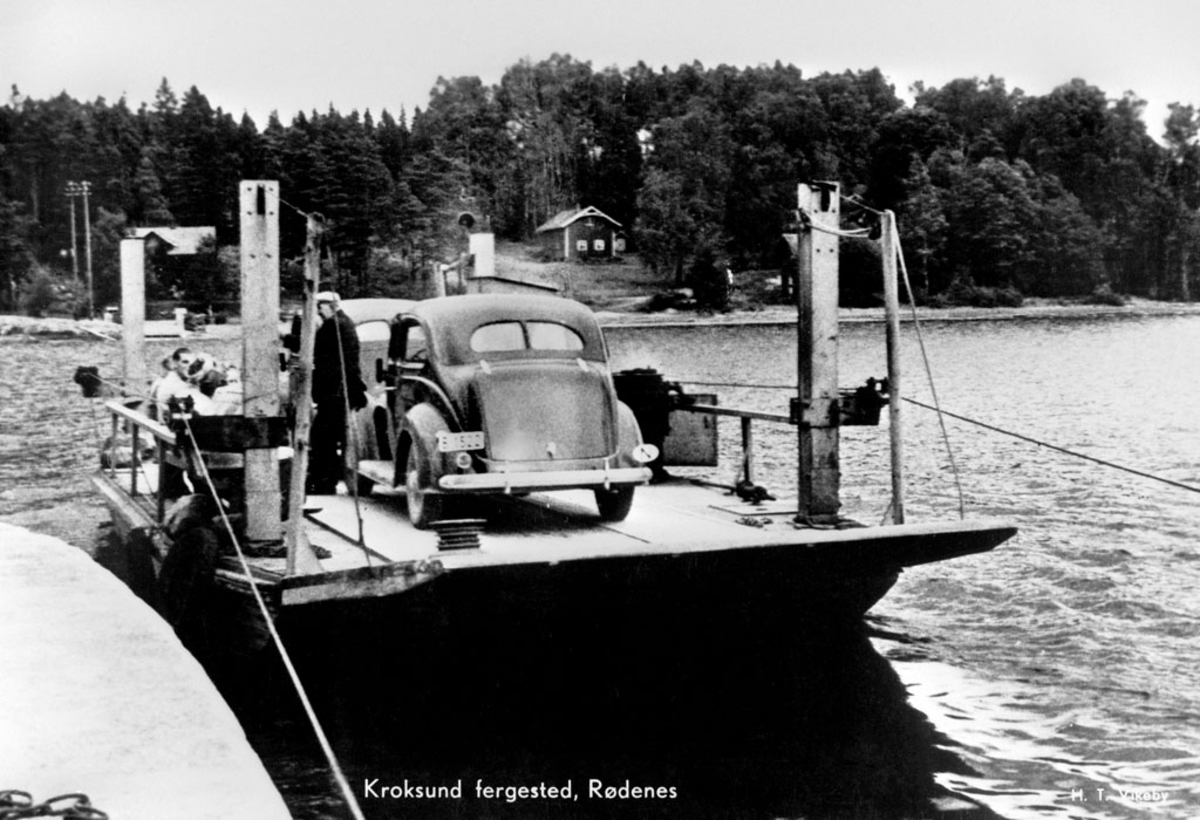 Kroksund fergested med fergen fra vestsiden. Bilde fra 1940-åra. Foto: H.T. Vikely. Østfold fylkes billedarkiv.