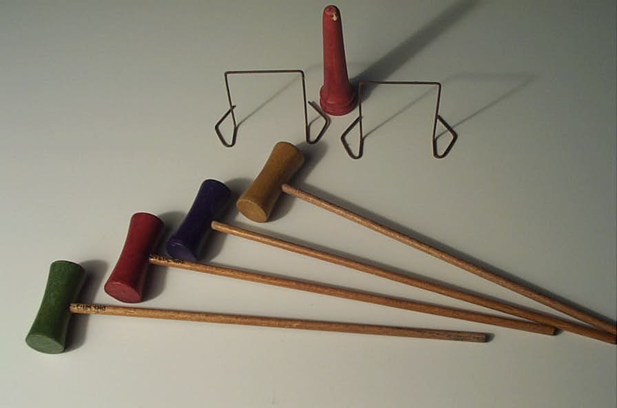 Miniatyr krokket spel med 4 krokketkøller, 8 "mål" og 2 kjegler.