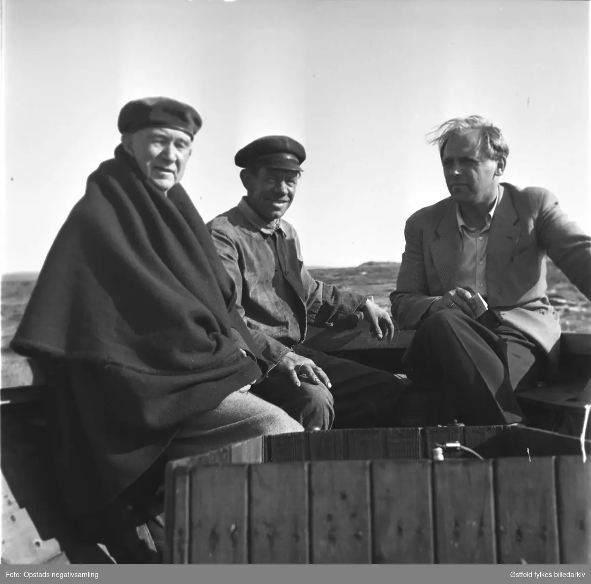 Taralden i Rygge med arkeologiske og geologiske detaljer. 
Fra venstre Hjalmar Johnsen, ukjent båtfører, arkeolog Erling Johansen.