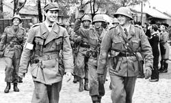 Da freden "brøt løs" i maidagene 1945. Soldater marsjerer i 