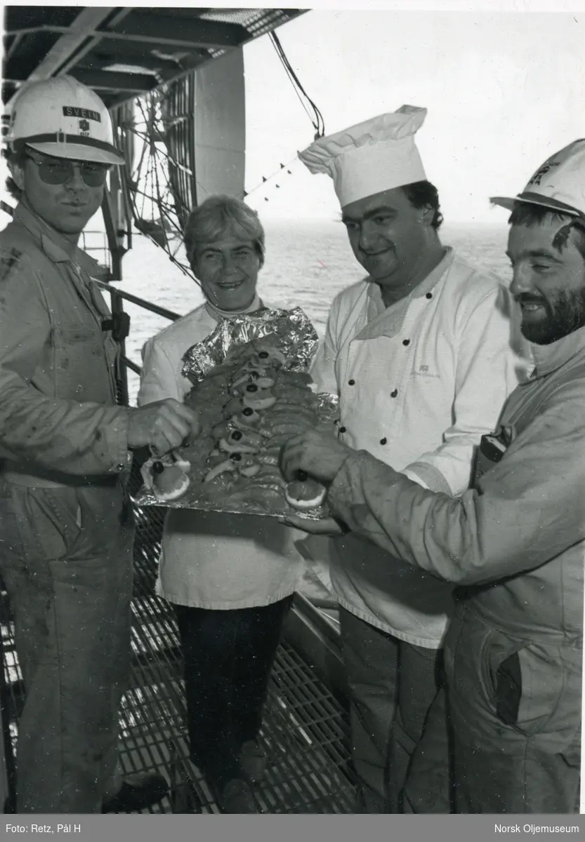 Ingrid Espelid Hovig sammen med kokken på Frigg QP Gérard Géraud, Svein Harald Jensen (vedlikehold) (tv) og Eddie Oliver (vedlikehold (th)
1985.