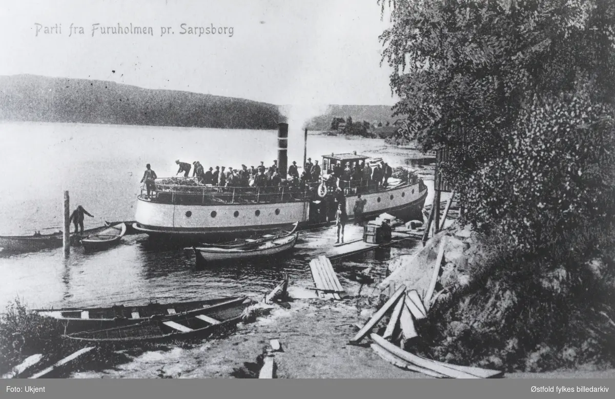 Postkort av D/S Krabben ved Furuholmen, Tangen brygge i Varteig ca. 1910. Mannen på brygga er Trygve Ødegård. Postkort:.