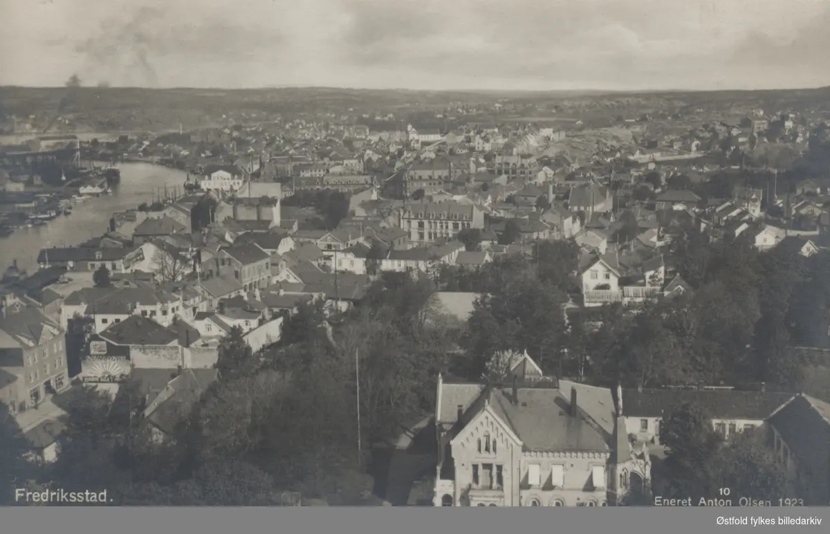 Panorama over Fredrikstad by i 1923. Lykkeberg i forgrunnen og Glomma i venstre side. Postkort.