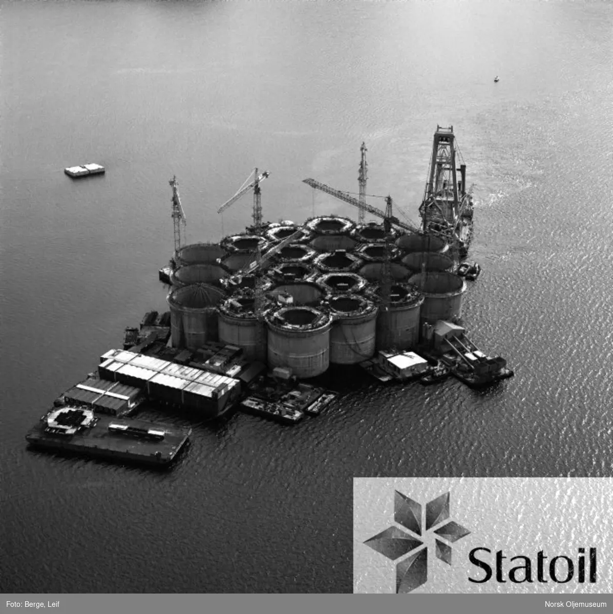 Betongkonstruksjonen til Statfjord C er under bygging i Gandsfjorden ved Stavanger.
