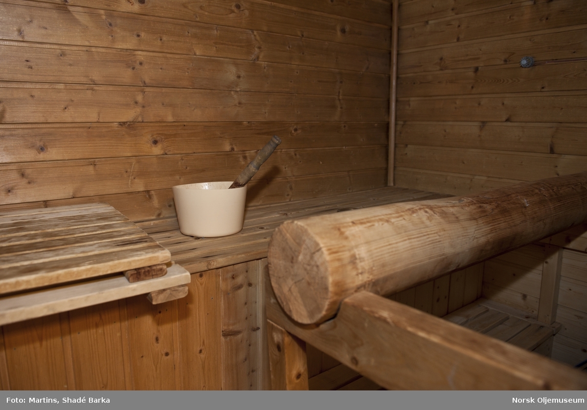 Det er mange fritidssyssler å ta seg til på Statfjord B.I badstuen er det alltid varmt og godt.
