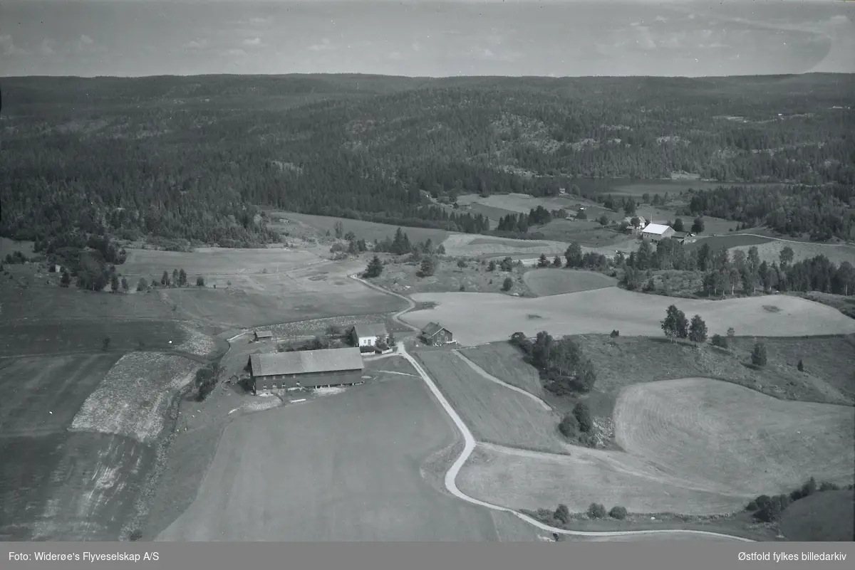 Oversiktsbilde og flyfoto over gården Rakkestad nordre i Marker (gnr. 60-4).