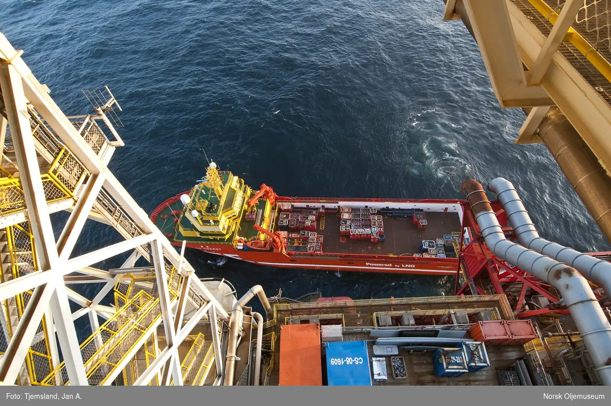Forsyningsfartøyet Viking Energy utfører laste- og lossearbeid ved Statfjord C.  Foto tatt fra helikopterdekket.
