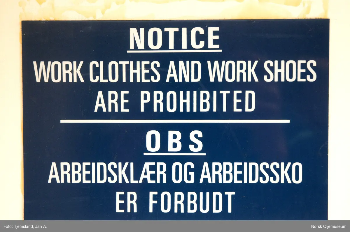Skilt på Statfjord A som tydelig forteller at det i dette innendørsområde ikke er lov å gå i arbeidsklær eller arbeidssko.