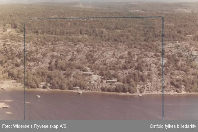 Oversiktsbilde av Vestgårdkilen på Hvaler, juli 1967. Skråfoto/flyfoto.