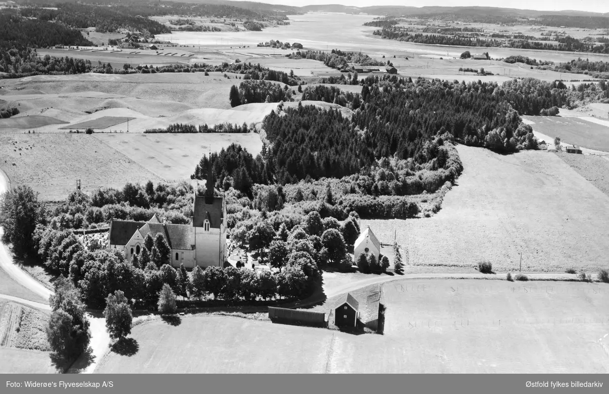 Flyfoto av Eidsberg kirke 1951.