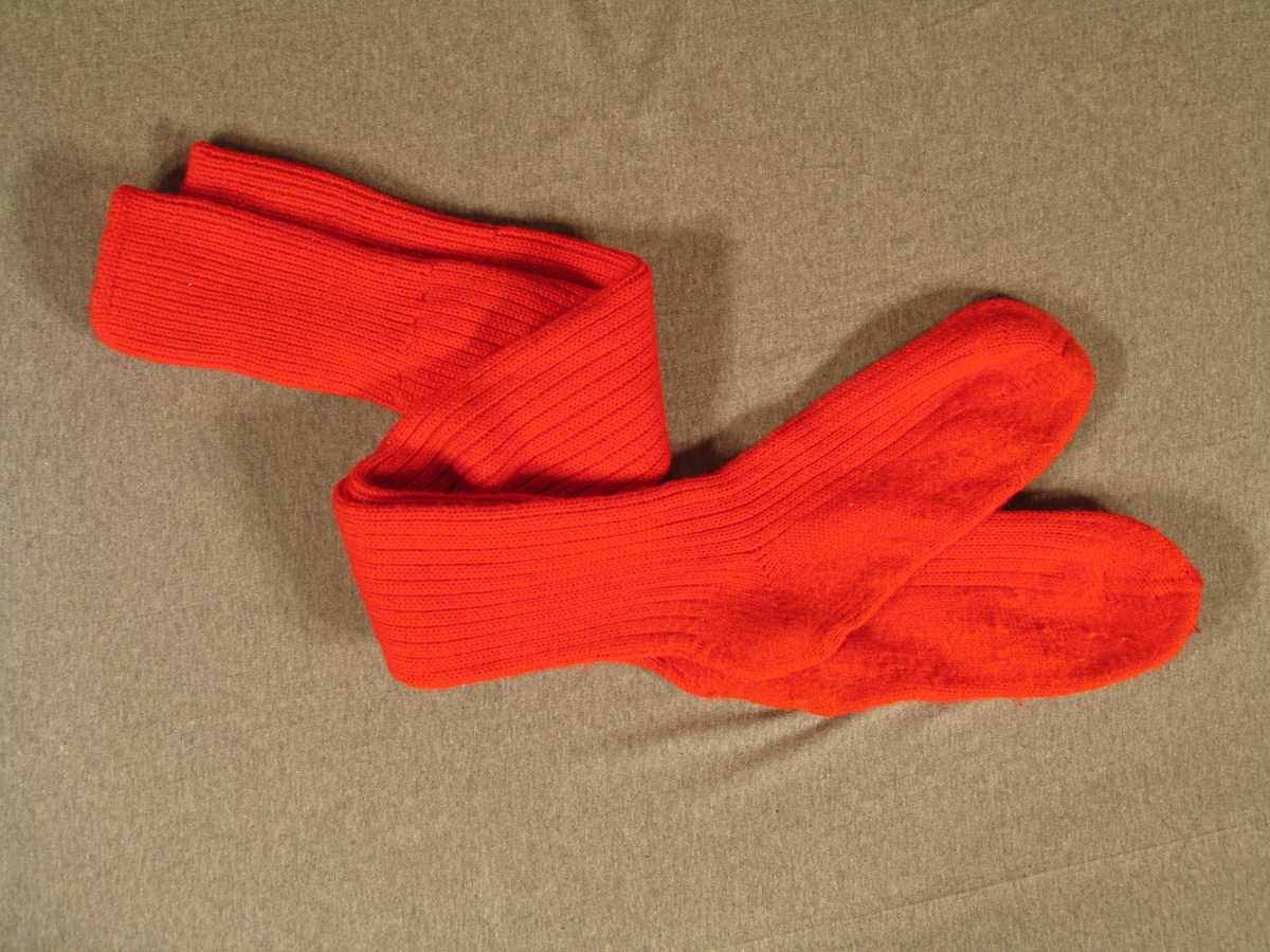 Form: Lange sokkar med langt brot øvst. Sokkane strikka i 2 rette og 1 rang
