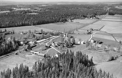 Flyfoto av gården Heia (jernbane)stasjon i Eidsberg 1957. Ov