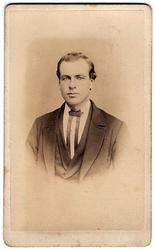 Portrett av ukjent mann,brystbilde, vignettert,  ca. 1865-18