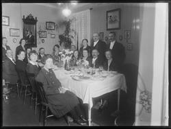 Gruppe rundt dekketfestbord, Ukjent anledning. Personene er 