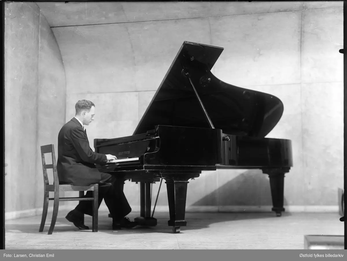 Pianist ved flygel (merke August Förster) på scenen i Festiviteten i Sarpsborg, antakelig 1920-30-tallet. Personen er ukjent.